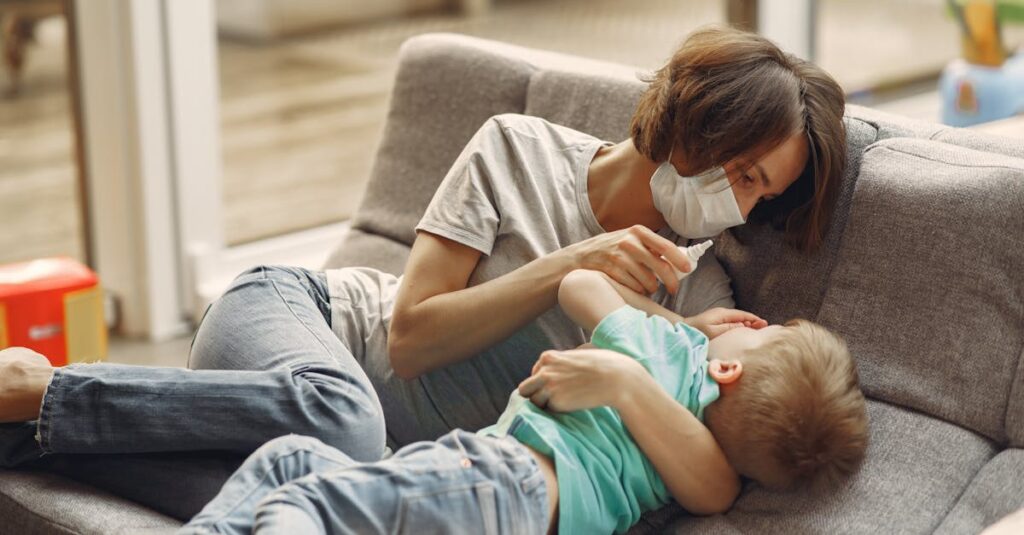 引きこもる高校生を前に戸惑う親の姿。どんな声がけをすればいいか悩んでいる場面