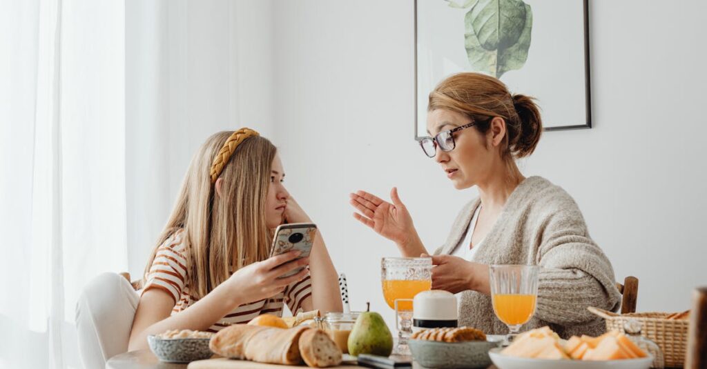 引きこもる高校生を前に戸惑う親の姿。どんな声がけをすればいいか悩んでいる場面