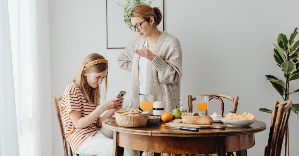 引きこもる高校生を前に戸惑う親の姿。どんな声がけをすればいいか悩んでいる場面