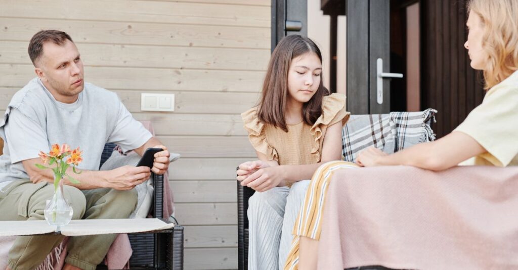 引きこもる高校生を前に戸惑う親の姿。どんな声がけをすればいいか悩んでいる場面